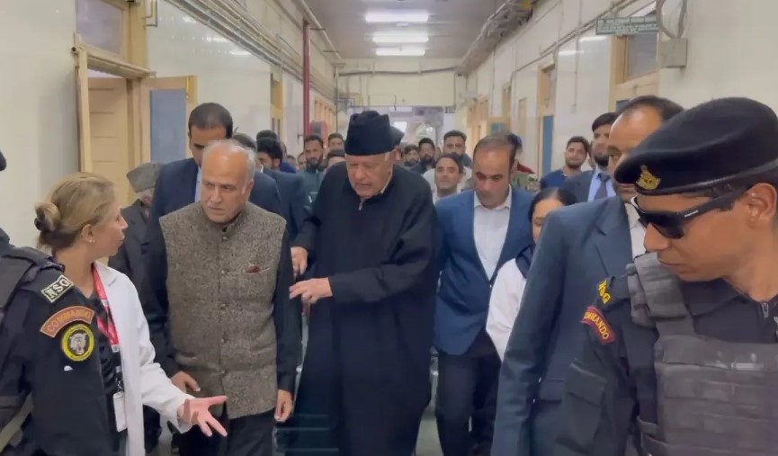 'Farooq Abdullah visits Srinagar hospital to enquire about those injured in grenade attack'