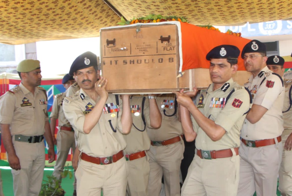 मारे गए अधिकारी के लिए पुष्पांजलि समारोह में, डीजीपी स्वैन ने अपराध को खत्म करने का संकल्प लिया