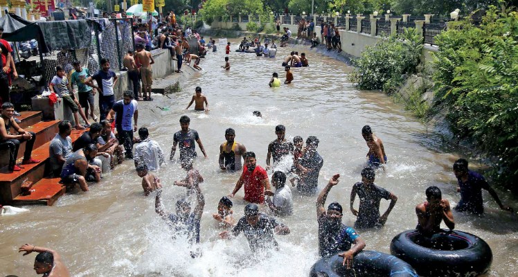 'Maximum temp jumps above normal again, MeT predicts heat wave in Jammu'