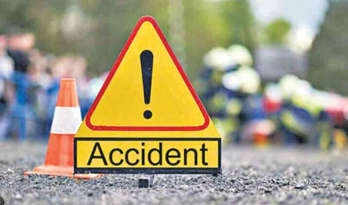 '17 Labourers injured as truck hits load carrier in Kathua'