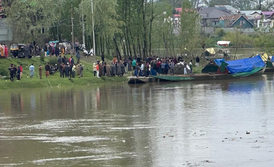 '4 dead after boat capsizes in Jammu & Kashmir's Jhelum river'
