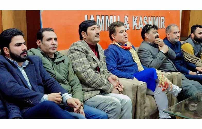 'Ravinder Raina discusses election Strategy with BJP Workers in Kashmir'