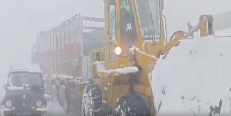 'J&K: BRO rescues 35 vehicles stranded in snow at Razdan Top'
