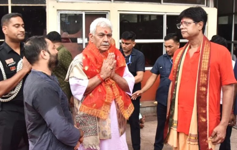 'LG Sinha visits Guwahati, offers prayers at Kamakhya temple'