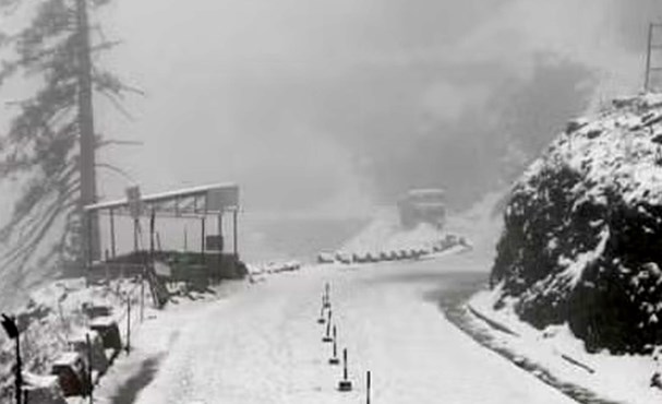 'J&K: Mughal road reopens after 3 days closure due to Snowfall'