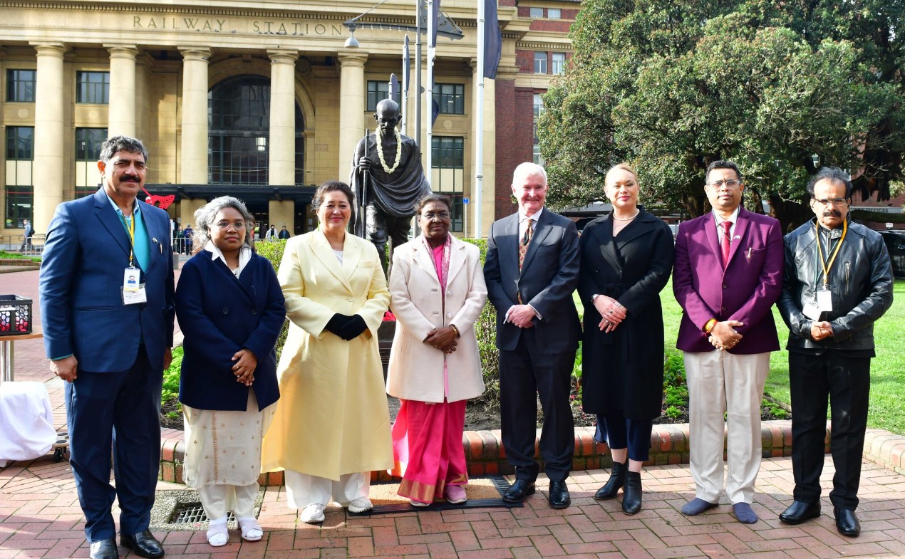 'President Murmu pays floral tribute to Mahatma Gandhi in New Zealand'