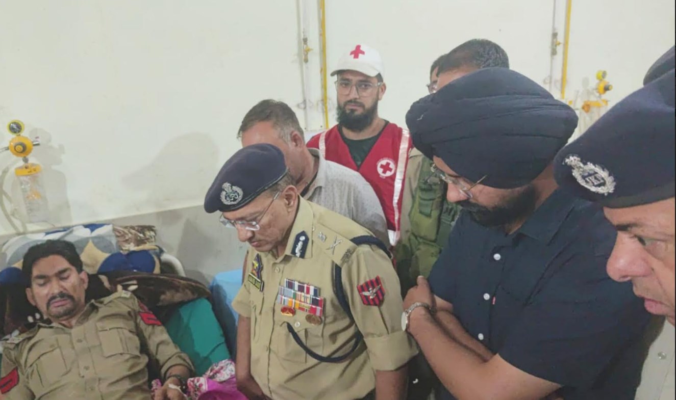 'ADGP Jammu, DC Doda meet policeman injured in Gandoh encounter'