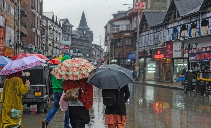 'Incessant rainfall drenches Kashmir, snowfall at Gulmarg: MeT'