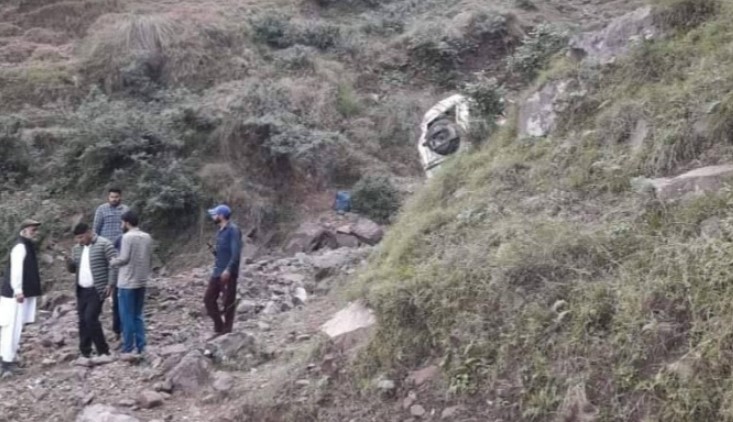 '3 dead, 3 injured as vehicle falls in gorge in Reasi'