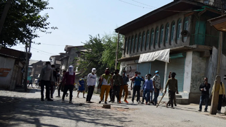 10 youth arrested for stone pelting in Pulwama