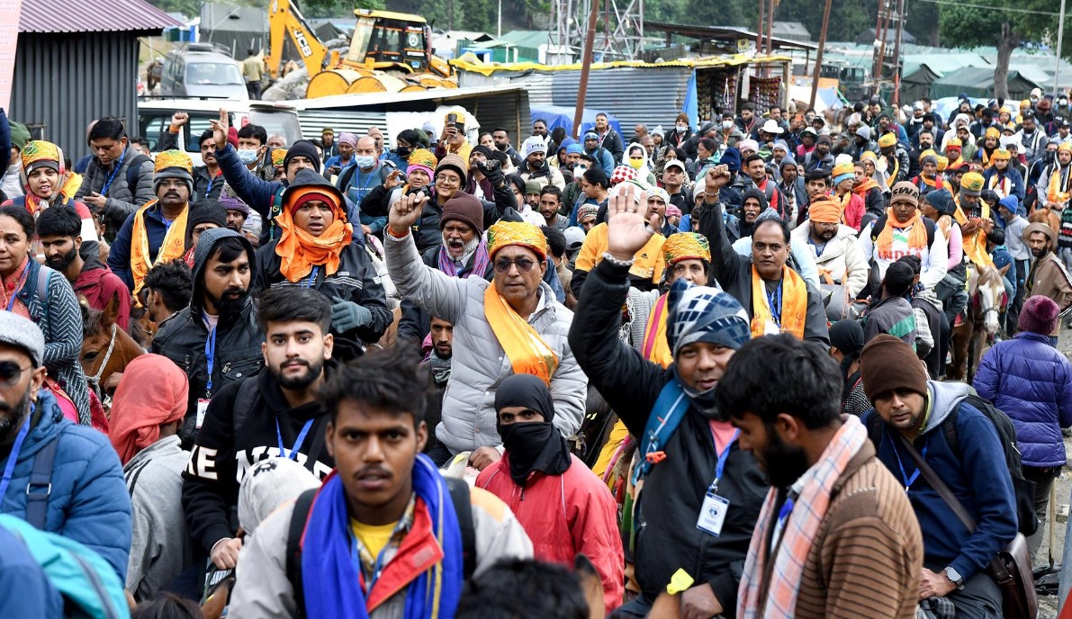 Over 24,000 pilgrims visit Amarnath cave shrine, total crosses 2 lakh