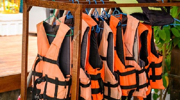 J&K Govt makes 'life-saving jackets' mandatory for shikaras in Dal, Nigeen lakes, other water bodies