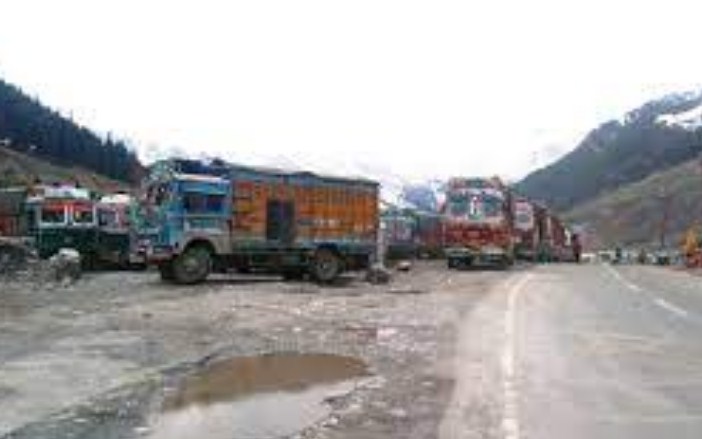 Traffic suspended on Srinagar-Leh highway