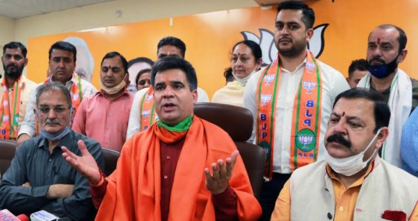 Ravinder Raina appeals masses to follow Covid guidelines