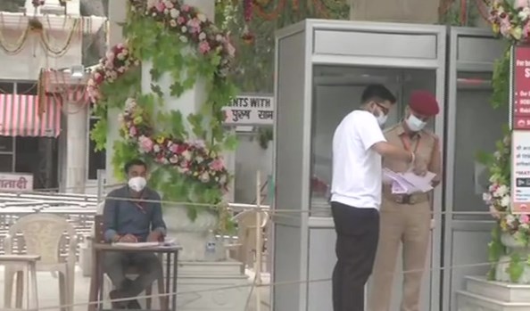 J-K: Devotees offer prayers at Mata Vaishno Devi shrine on 1st day of Navratri