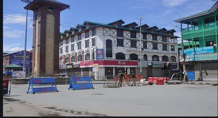 998 gms heroin, worth ten million rupees, recovered from Lal Chowk hotel