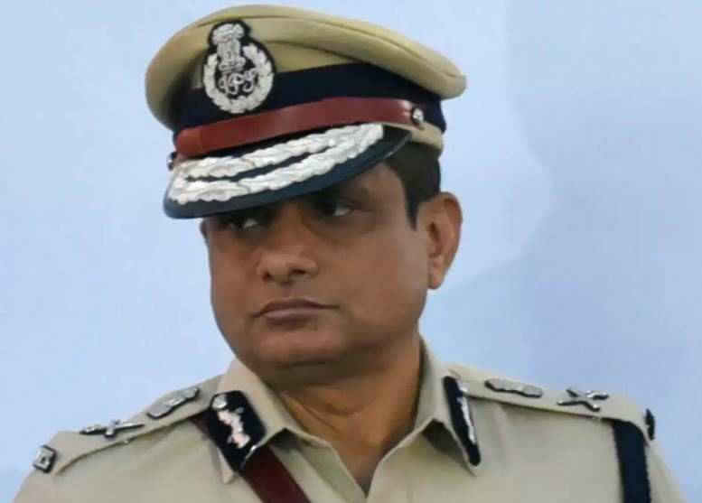 Supreme Court vacates order granting protection from arrest to ex-Kolkata Commissioner. 