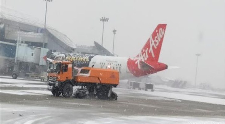   Air traffic remains suspended at Srinagar Airport for the 4th day