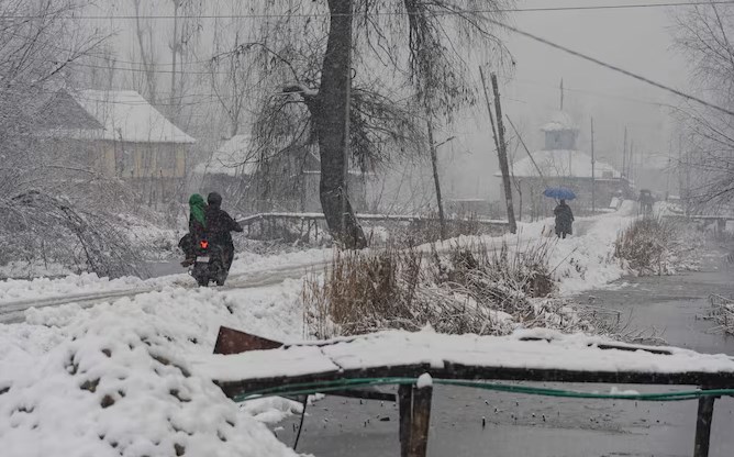 Fresh snowfall in parts of Kashmir