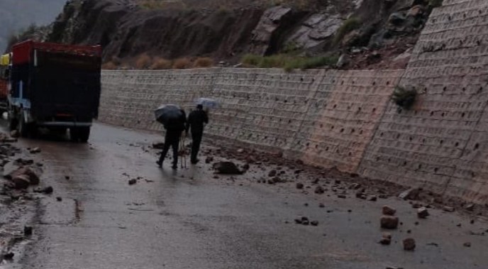  All roads leading to Kashmir closed due to fresh snowfall