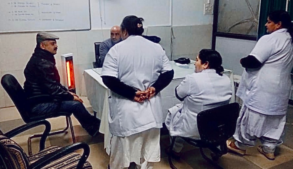 Amit passes important directions for patient healthcare during surprise post-midnight visit at GMC Emergency 