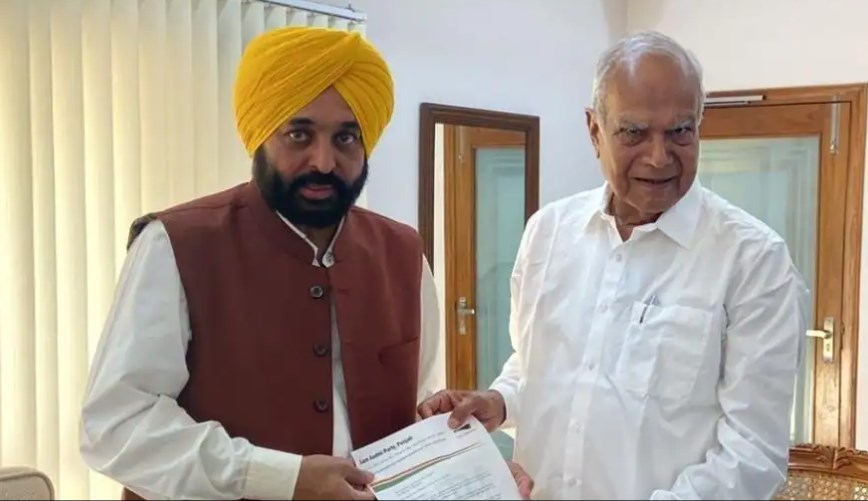 Punjab: AAP's Bhagwant Mann meets Governor, stakes claim to form govt