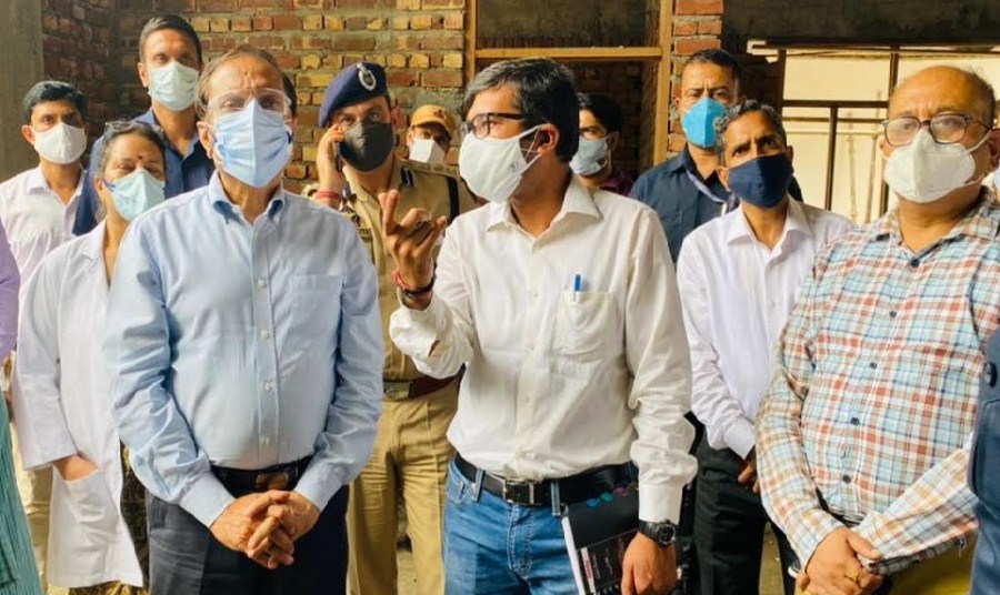 Advisor Bhatnagar Visits GMC Kathua, reviews COVID measures