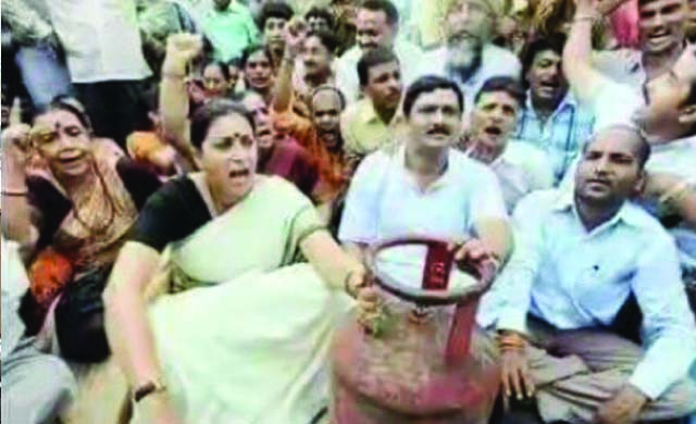 Rahul Gandhi takes a dig at Centre over LPG price hike with throwback pic of BJP
