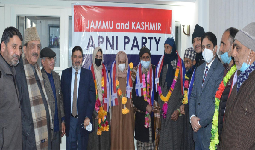DDC member, BDC chairperson joins AP in Srinagar