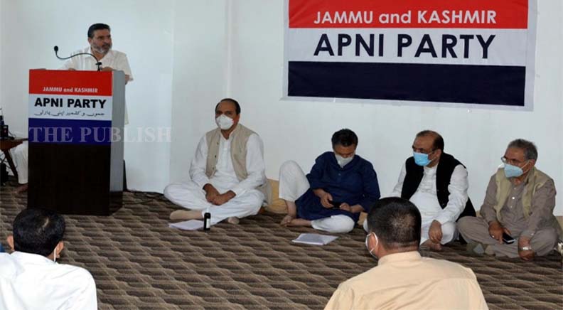 JKAP student leaders stage protest outside JU, demand rollback of decision to hold exams