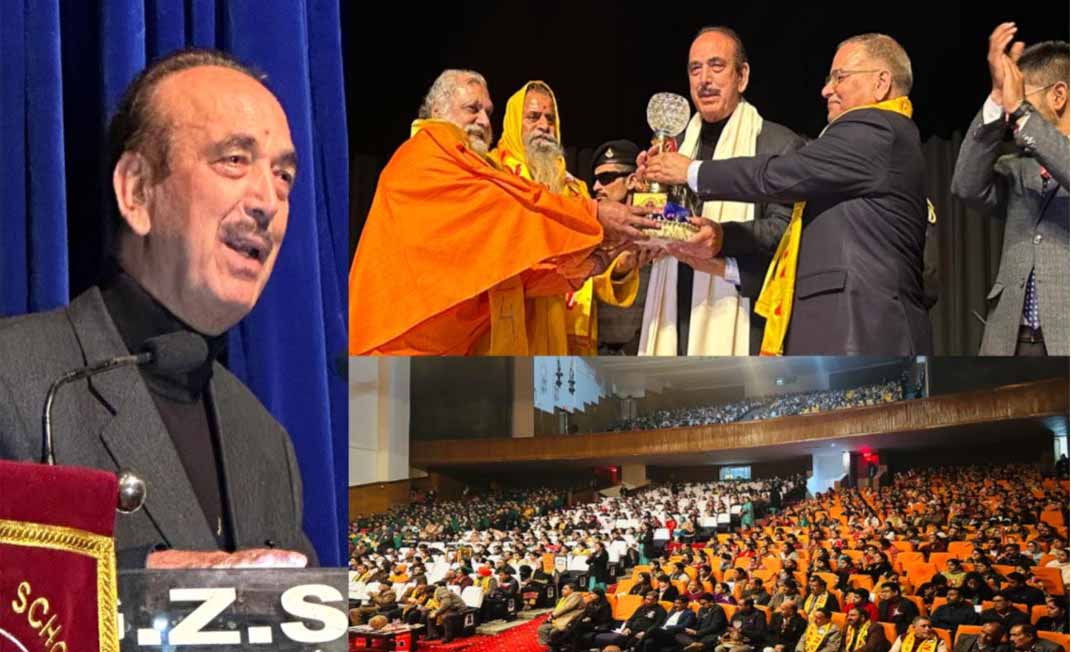 Azad meets Modi, seeks elections, statehood