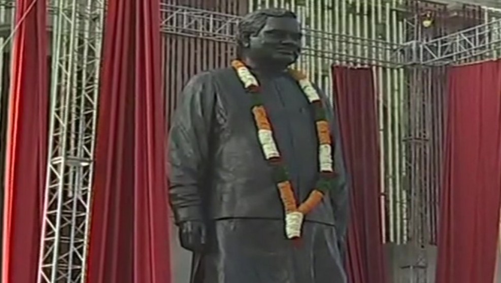 PM Modi unveils Ex-PM Vajpayee's statue, launches Atal Bhujal Yojna scheme