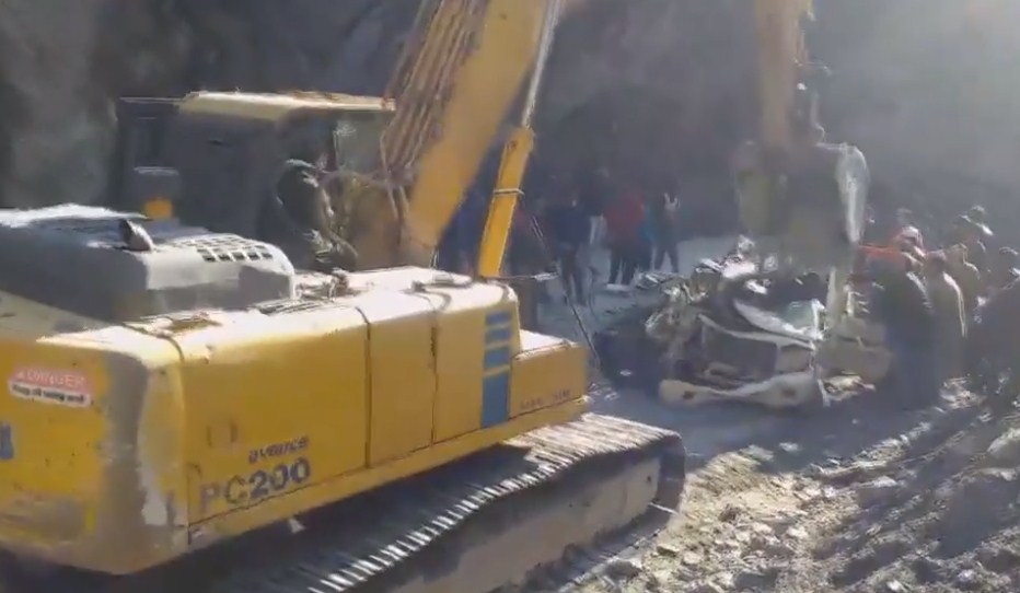 Two killed as boulder hits vehicle on Jammu-Srinagar NH