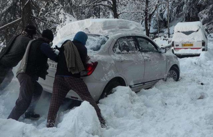 As temperature dips to sub-zero in Himachal Pradesh, 900 roads blocked