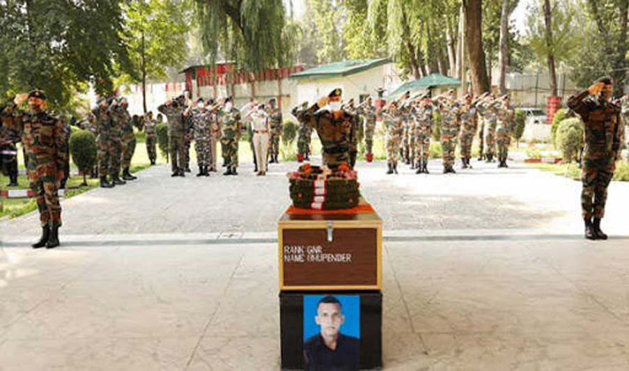 Chinar Corps Commander, other ranks pays homage to Gnr Bhupender