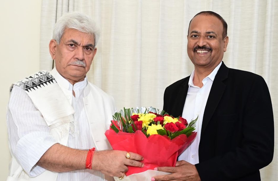 MD & CEO Bajaj Allianz General Insurance calls on Lt Governor