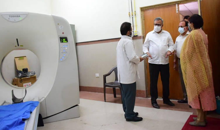 Advisor Farooq Khan visits DH Samba, GMC Kathua; reviews Covid Control measures