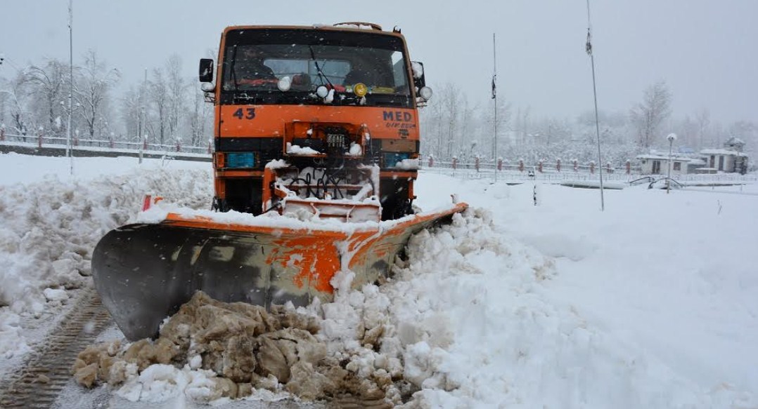 DC Shopian reviews snow clearance measures, takes stock of supply position