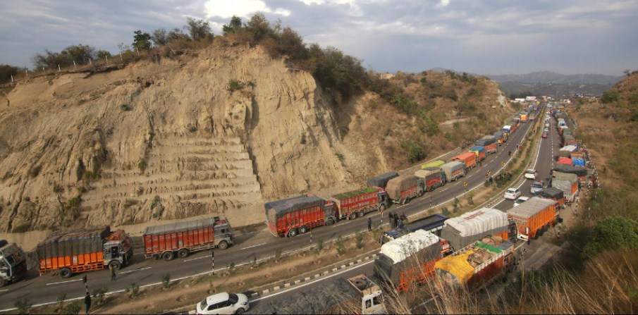Jawan Killed After Escort Vehicle of Police Officer Collides With Bus on Jammu-Pathankot Highway