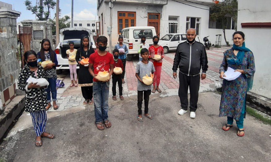 Councillor Ward no. 51 distributes Midday meal to children at their doorstep