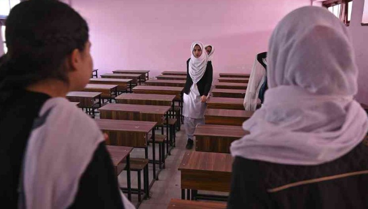 Colleges reopen after a year in Kashmir amid COVID-19 protocol