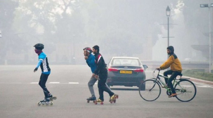 Delhi air quality deteriorates; temperature dips to 8 degrees Celsius