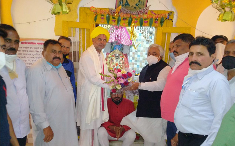 Sadhotra Felicitates Maha Mandleshwar Mahant Nand Kishore