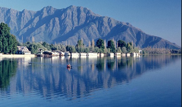 J&K Govt approves houseboat policy for Dal, Nigeen Lake