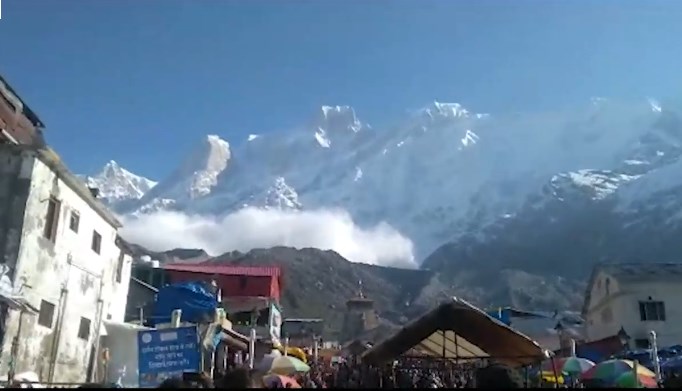 Avalanche hits mountains behind Kedarnath temple