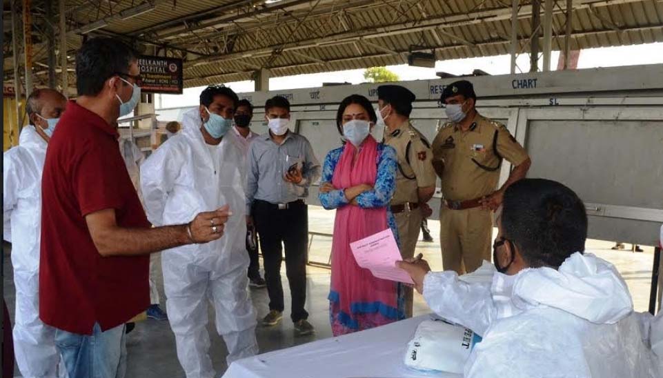 DC Jammu takes stock of arrangements for returnees at Railway Station