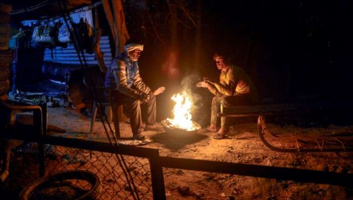Delhi: Dense fog shrouds national capital; mercury dips to season’s lowest at 3.3°C