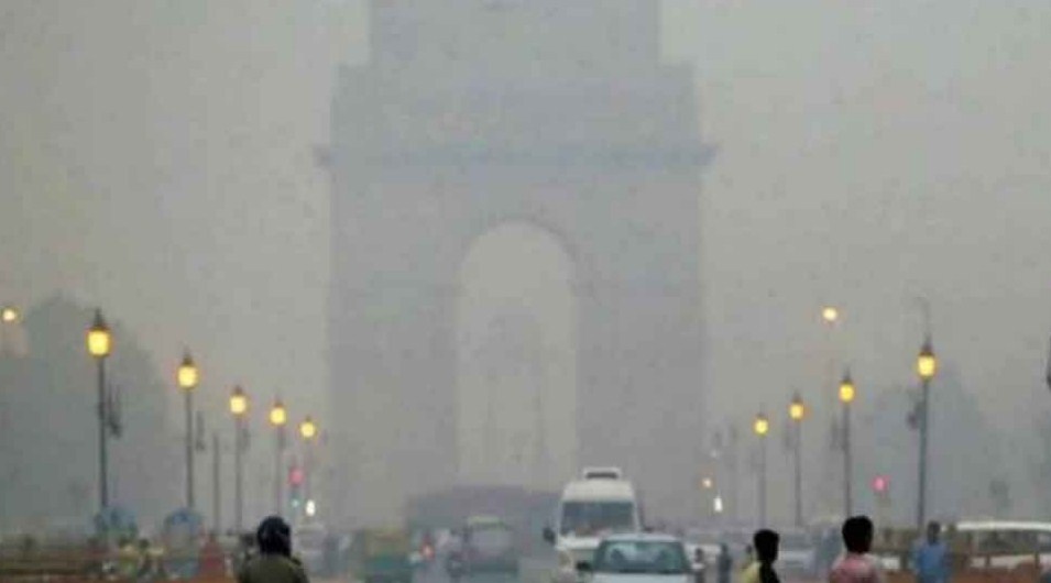 Delhi records 'very poor' air quality, 29 trains running late due to low visibility