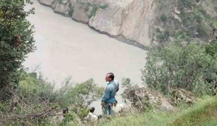 6 feared dead after SUV plunges into Chenab