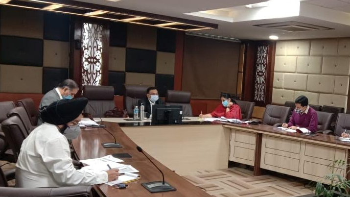 Dwivedi reviews implementation of JKUT Govt’s Industrial revival Package